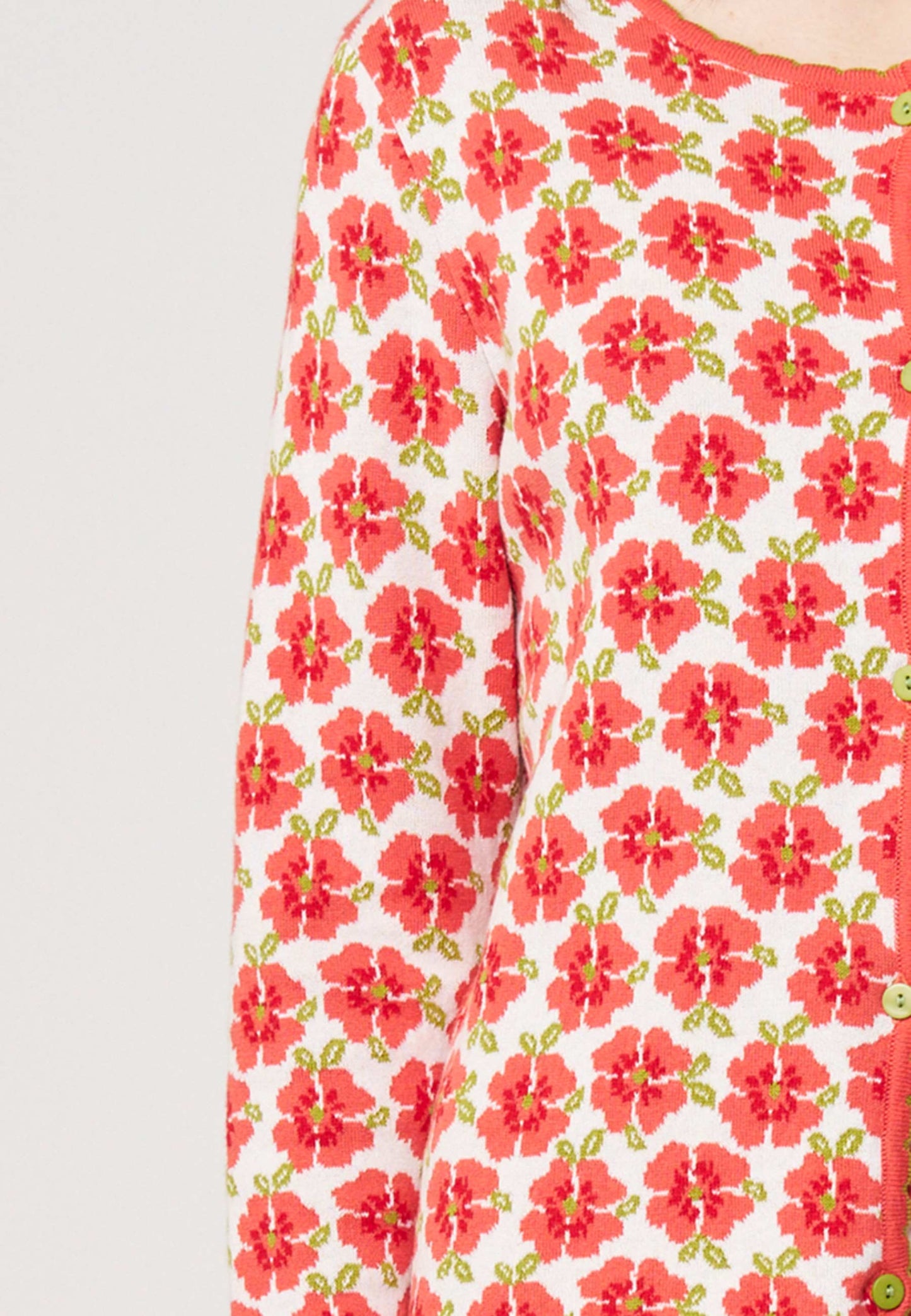 Strickjacke, Modell Juliana, mit korallrotem Blumenmuster und grünen Blättern auf ecrufarbenem Grund, Ausschnitt mit Knöpfen