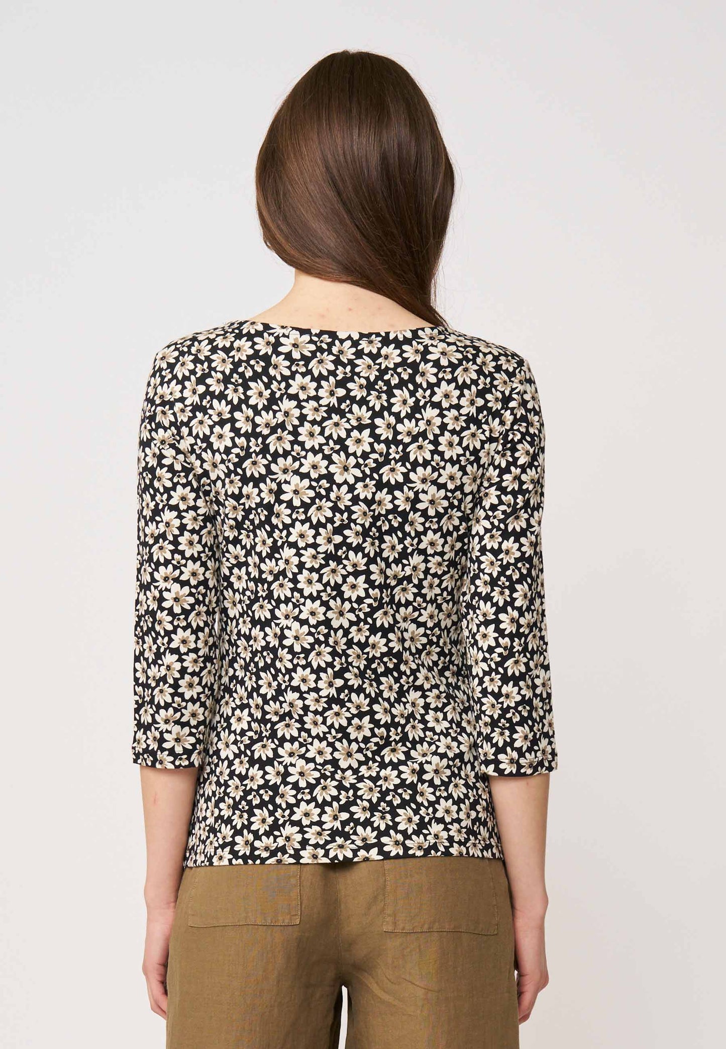 Shirt, Modell Leonie mit schwarzem Grund und zartem weißen Blumenmuster, 3/4-Arm, Rückansicht getragen