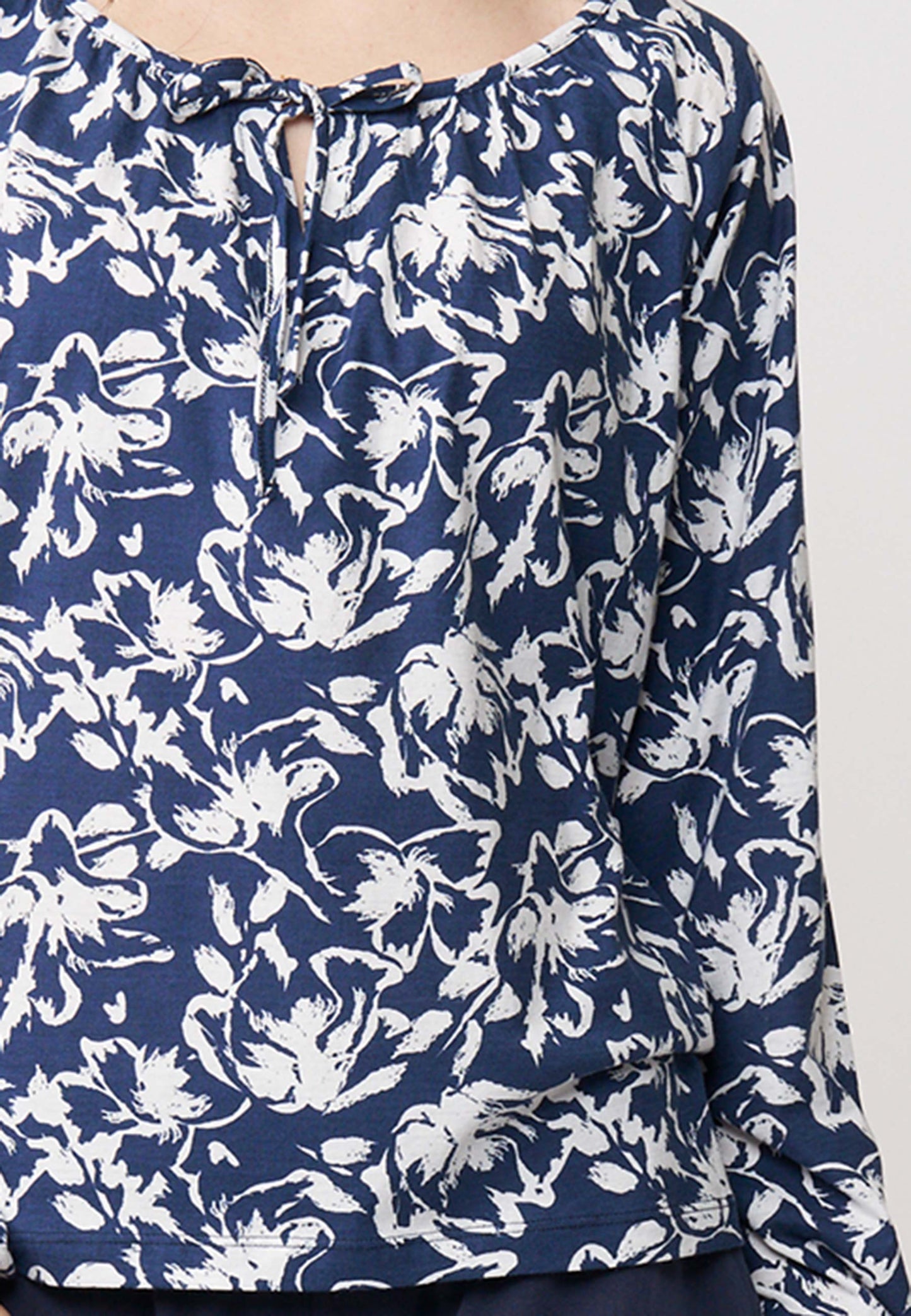 Blusenshirt, Modell Antonia in Blau mit weißem floralem Muster und lockerem Schnitt für einen femininen Stil