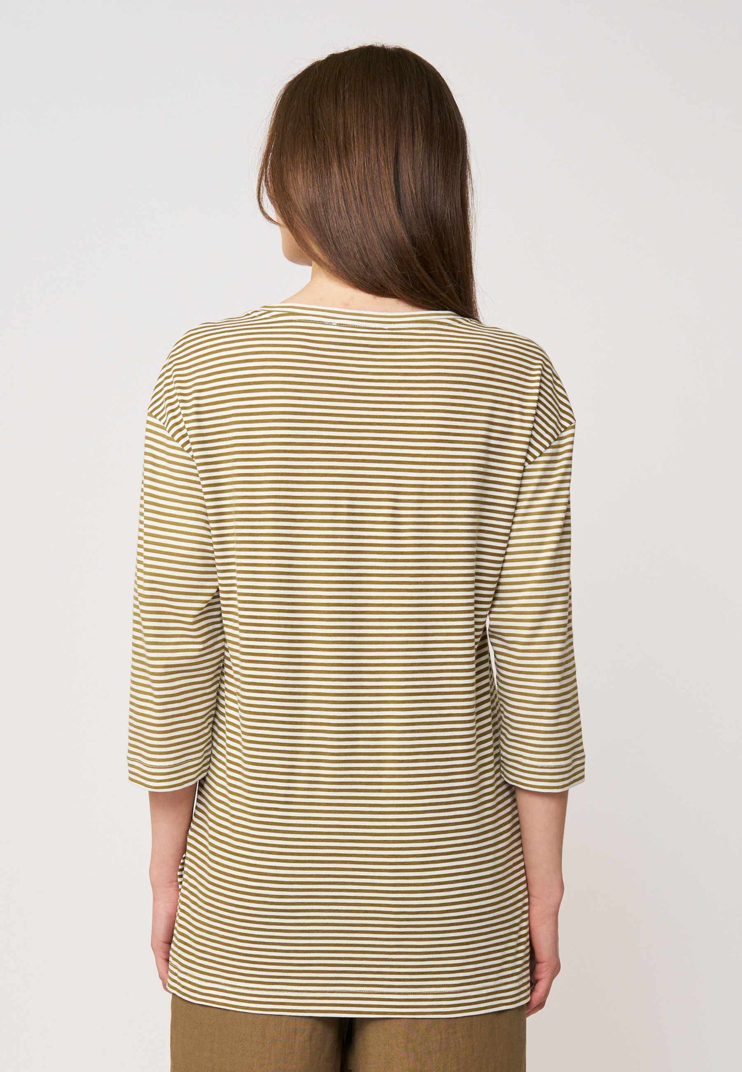 Longshirt, Modell Lia in zarten Beige- und Weißstreifen mit 3/4-Ärmeln und legerem Schnitt für entspannten Stil