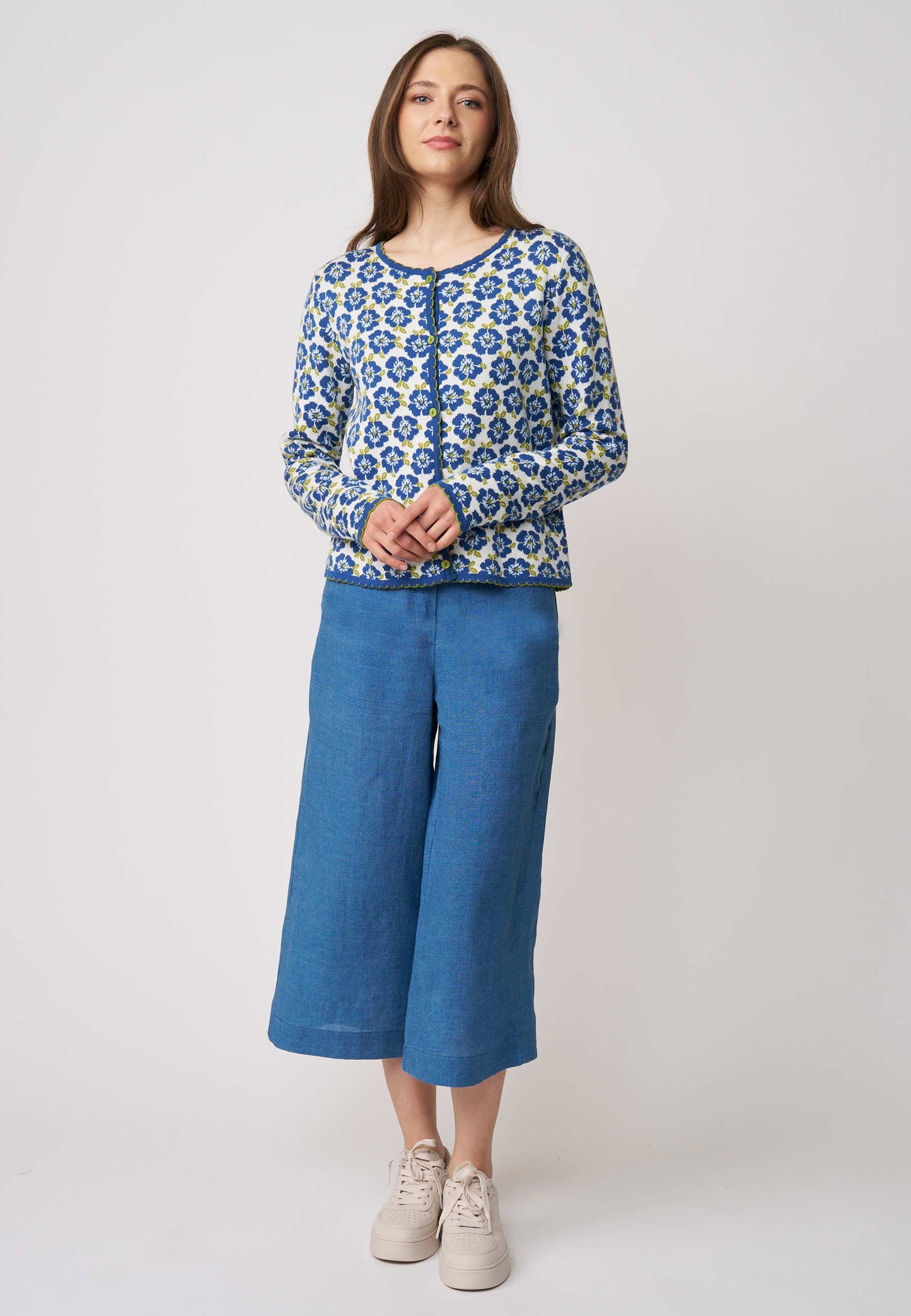 Strickjacke, Modell Juliana, in hellem Ecru mit blauem Blumenmuster und kontrastierendem Saum, Frontalansicht