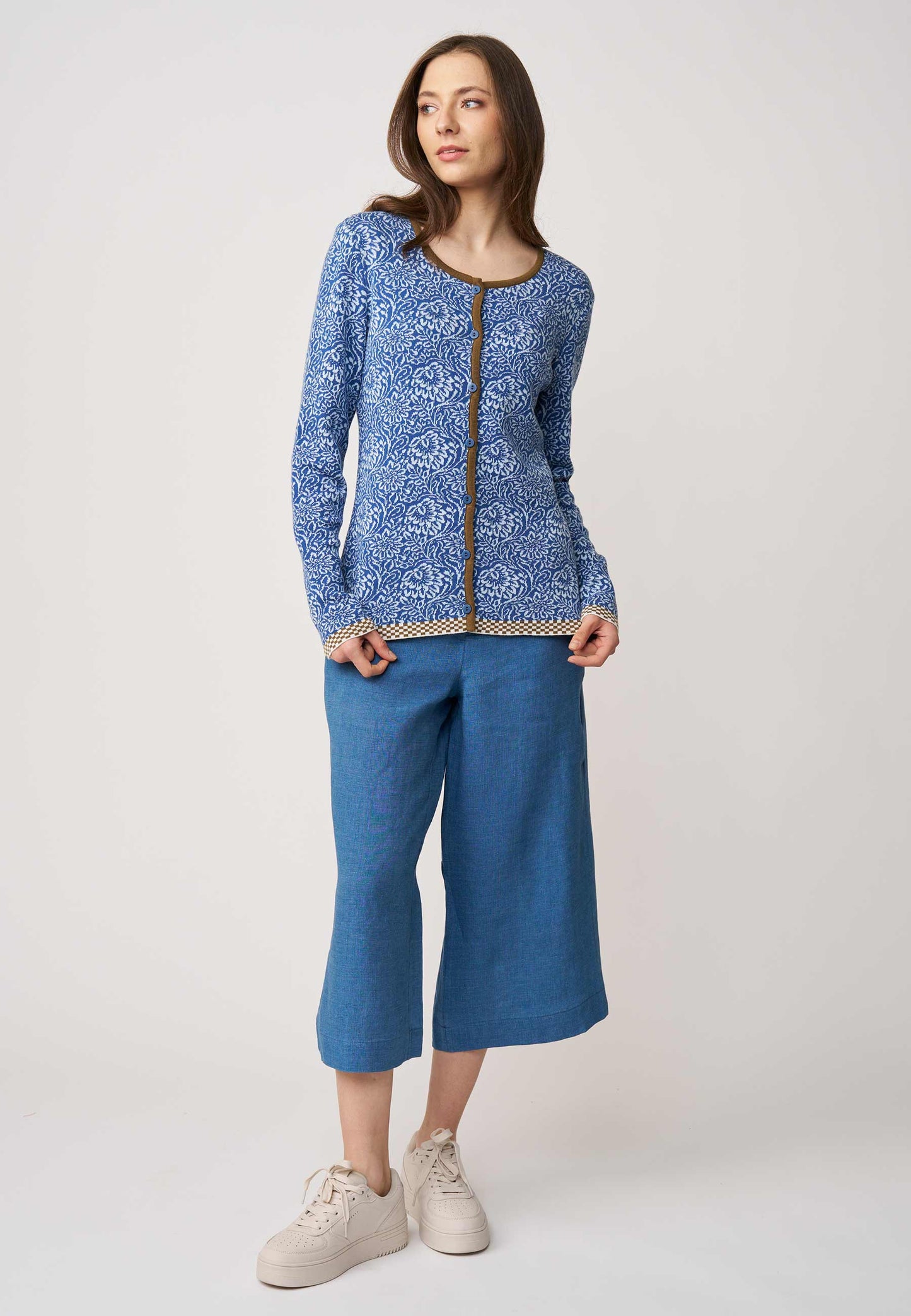 Strickjacke, Modell Lena in navyblau mit floralem Muster und kontrastierenden Details, frontal und langärmelig getragen