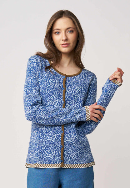 Strickjacke, Modell Lena in Blau mit floralem Muster und Kontrastbesatz an Bündchen und Saum, frontal getragen
