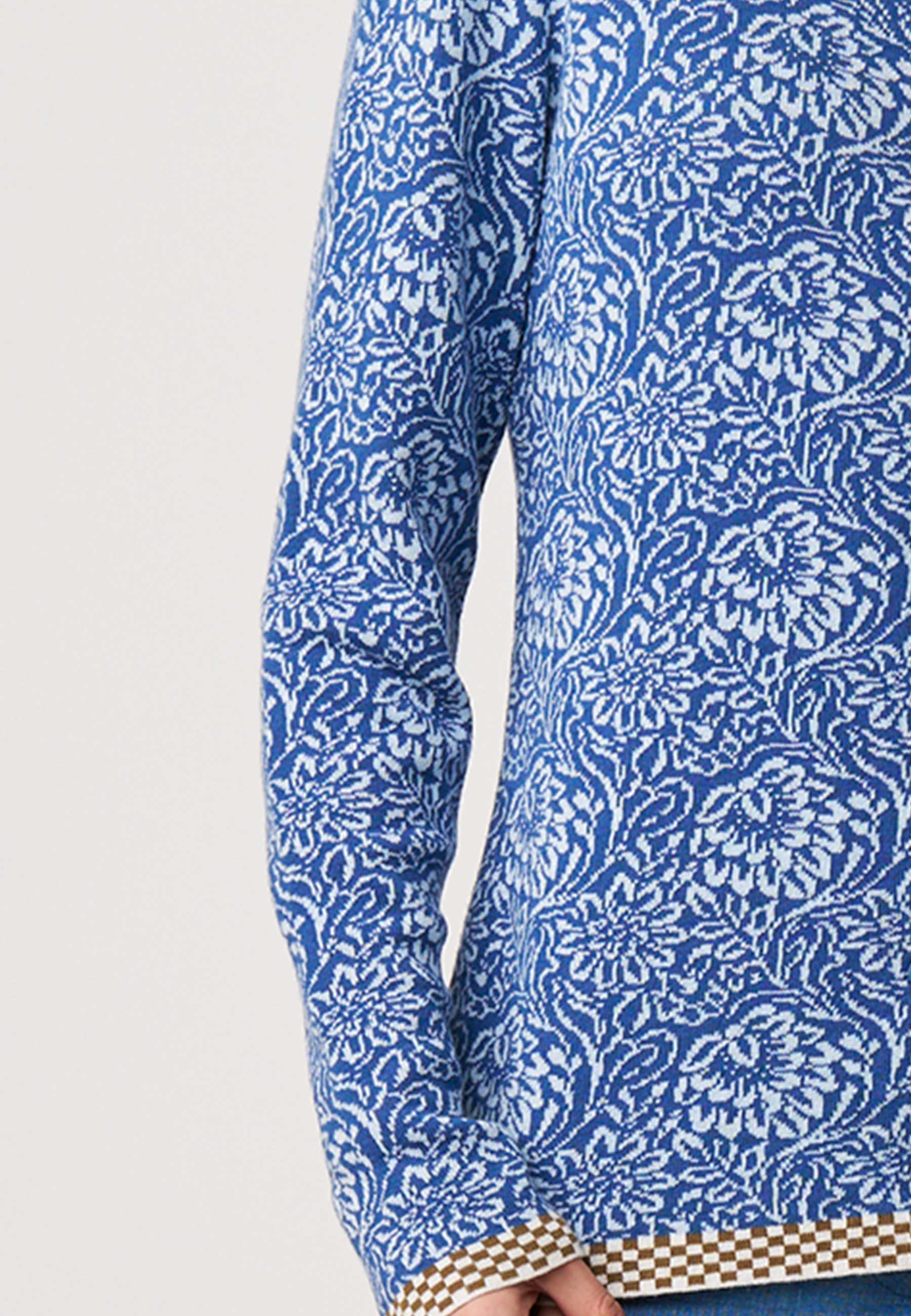Strickjacke, Modell Lena, in Navy mit floralem Muster und kontrastierender Bordüre am Saum aus naher Ansicht