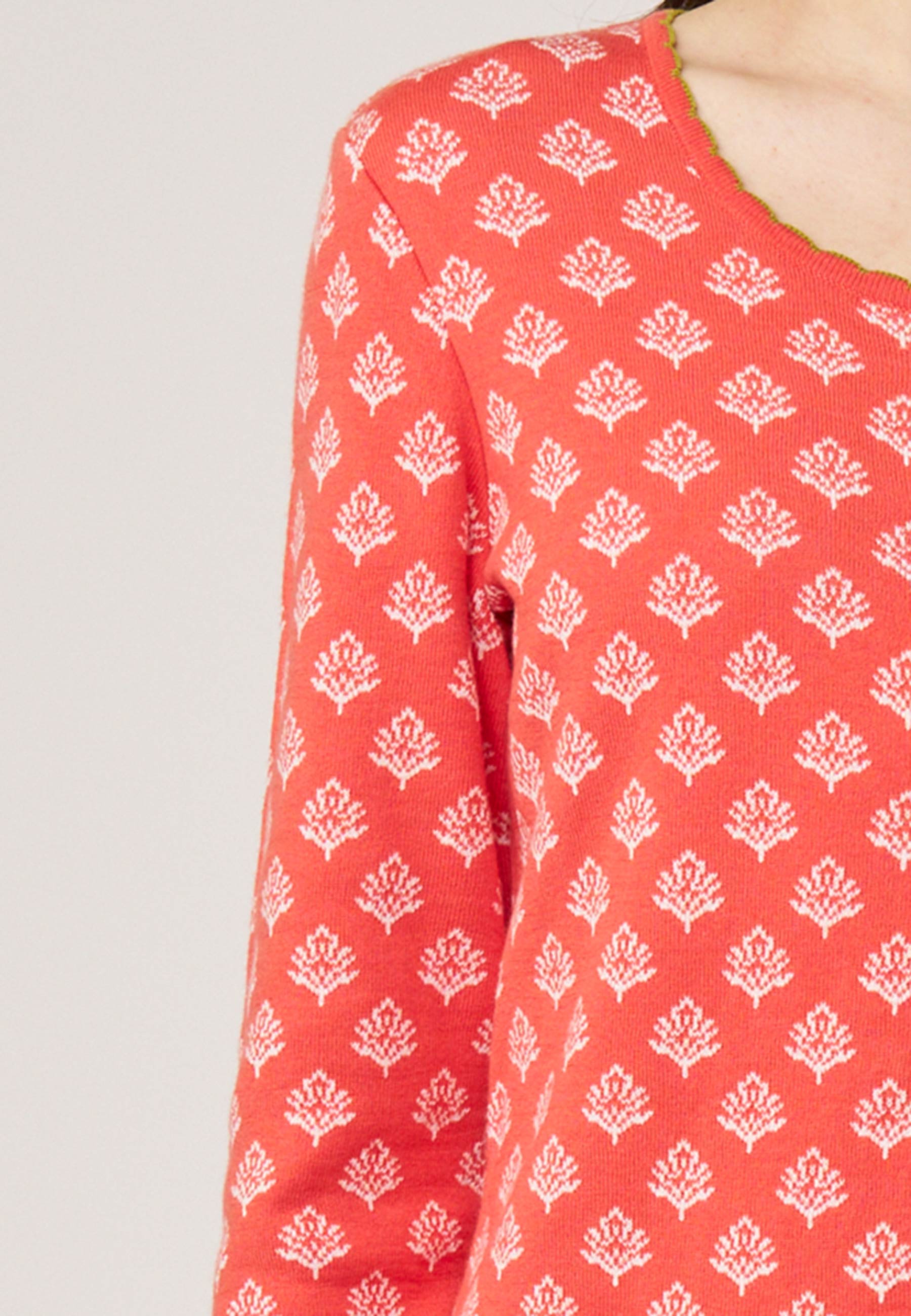 Strickjacke, Modell Lena in korallenrot mit weißem Muster und zartem kontrastierendem Saum am Ausschnitt