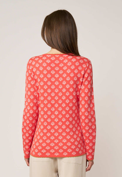 Strickjacke, Modell Lena in Koralle mit feinem weißem Muster, Rückansicht, langärmelig und leicht tailliert getragen