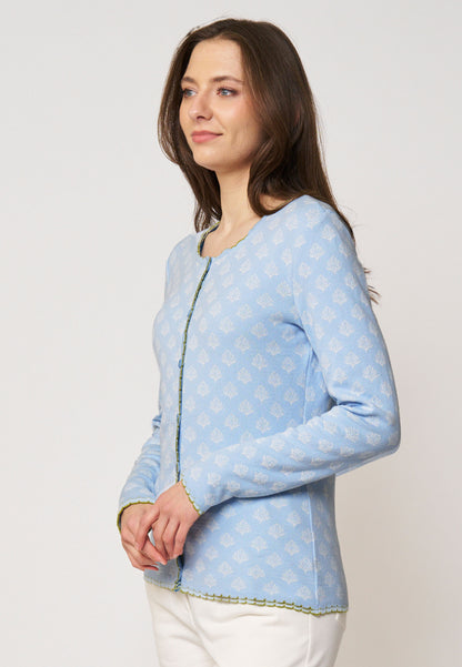 Strickjacke, Modell Lena in Hellblau mit zartem weißen Blattmuster und grünem Zierabschluss, seitliche Ansicht getragen