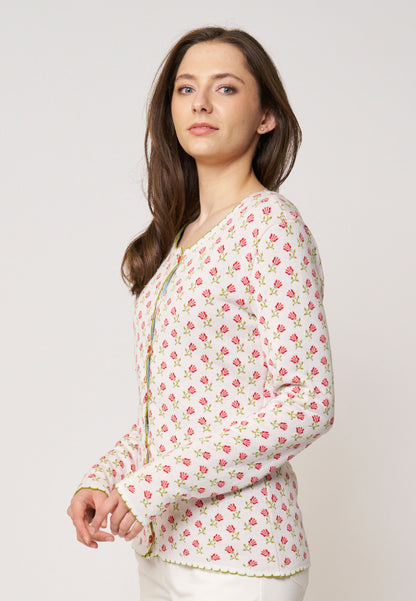 Strickjacke, Modell Lena in Ecru mit kleinem roten Blumenmuster und zartem grünen Rand, seitliche Ansicht