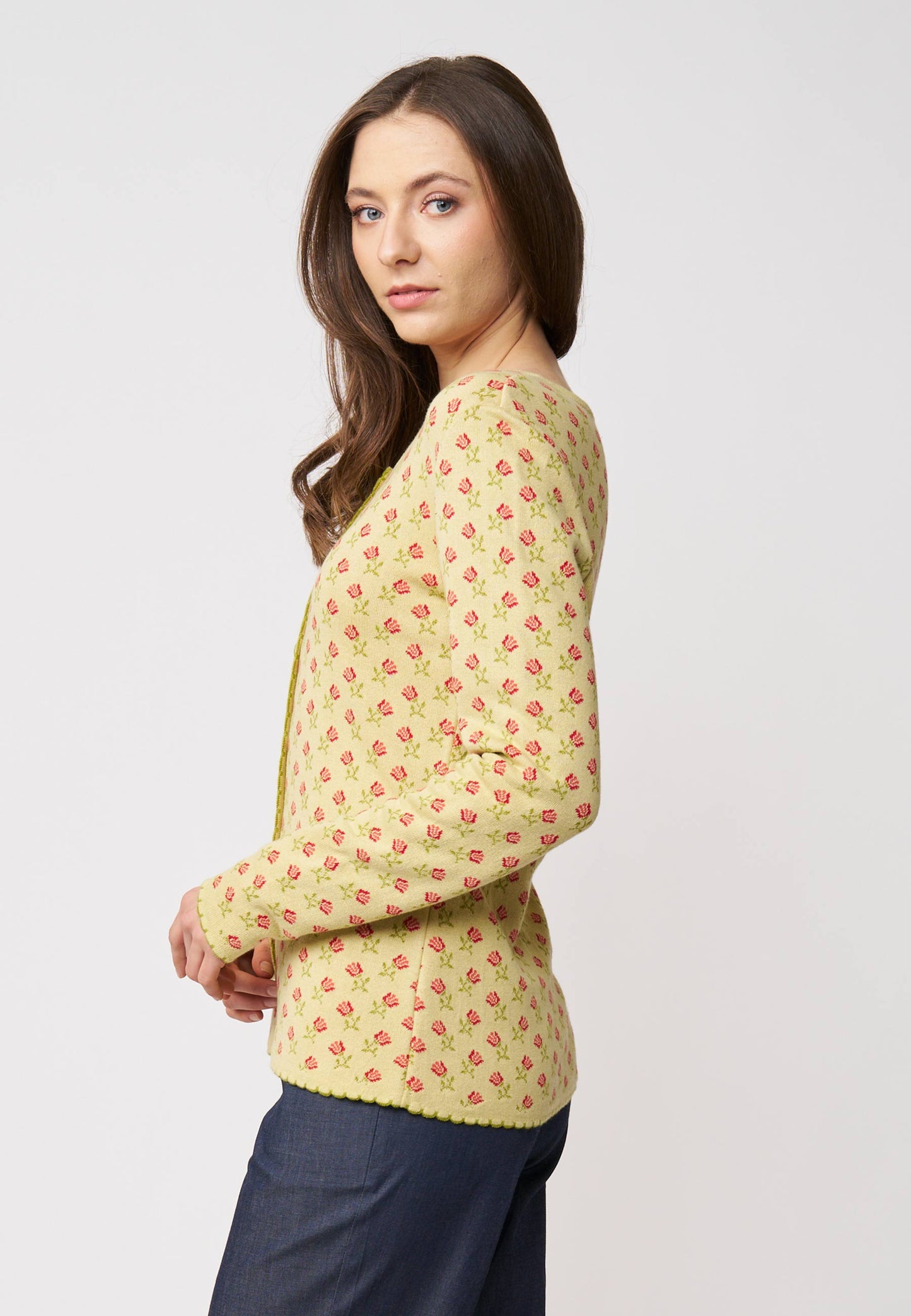 Strickjacke, Modell Lena in hellem Gelb mit zartem Rosenmuster, langärmelig, seitliche Ansicht getragen