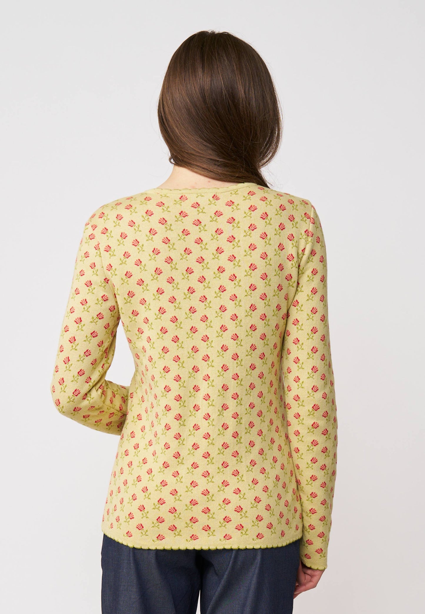 Strickjacke, Modell Lena in staubigem Gelb mit rotem Blumenmuster, Rückansicht getragen