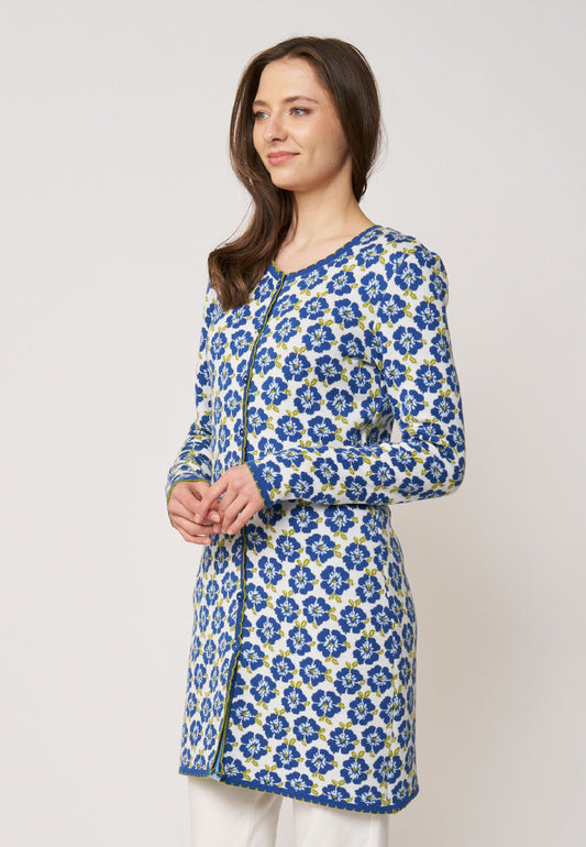 Jacke Eva lang in blau-ecru mit floralem Muster und feinem kontrastierendem Saum, seitliche Ansicht getragen