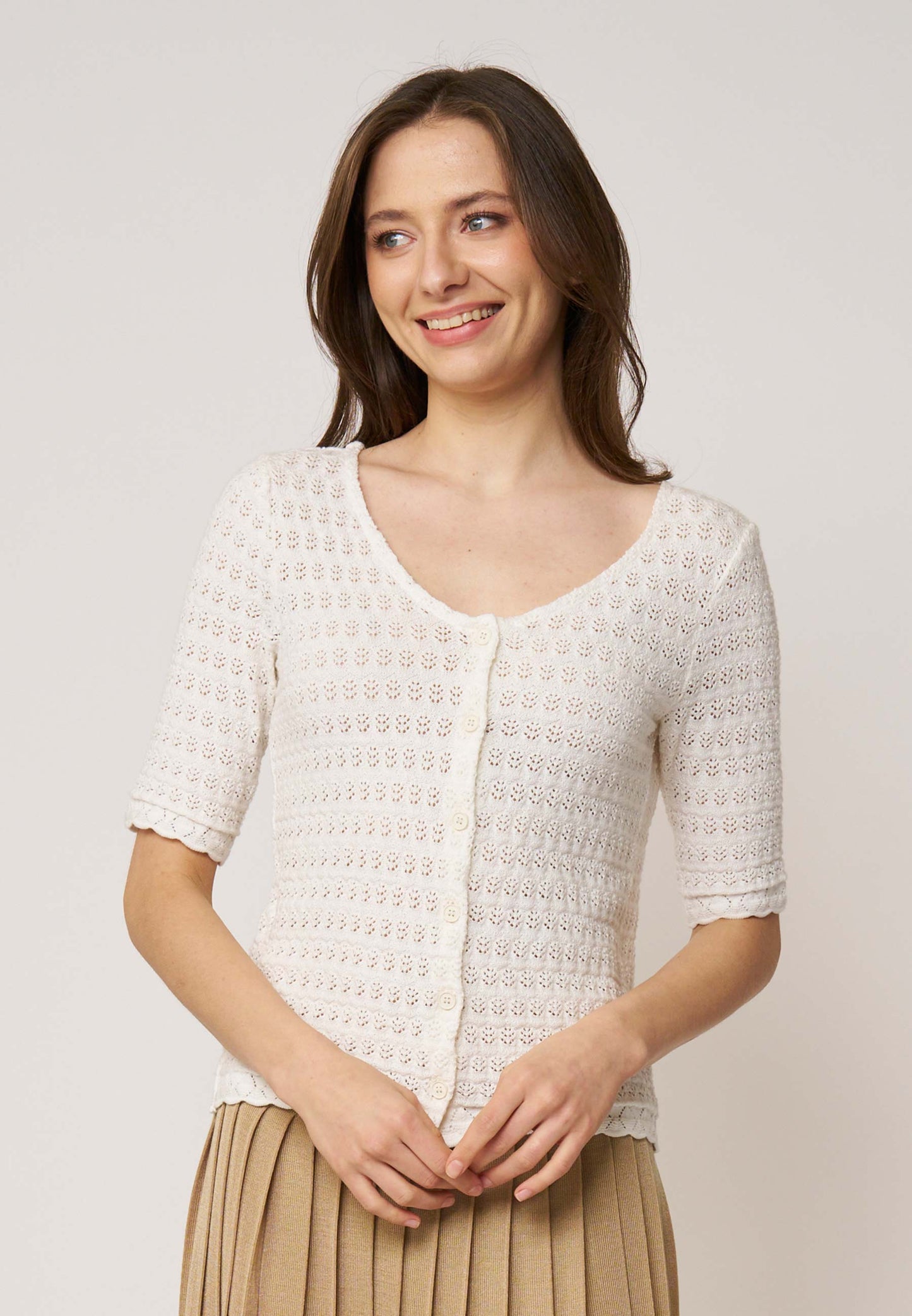 Jacke, Modell Elina in Cremeweiß mit feinem Lochmuster und halblangen Ärmeln für einen zarten, femininen Look