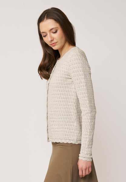 Strickjacke, Modell Marcelina in hellem Beige mit feinem Häkelmuster und schmaler Passform für einen eleganten Look