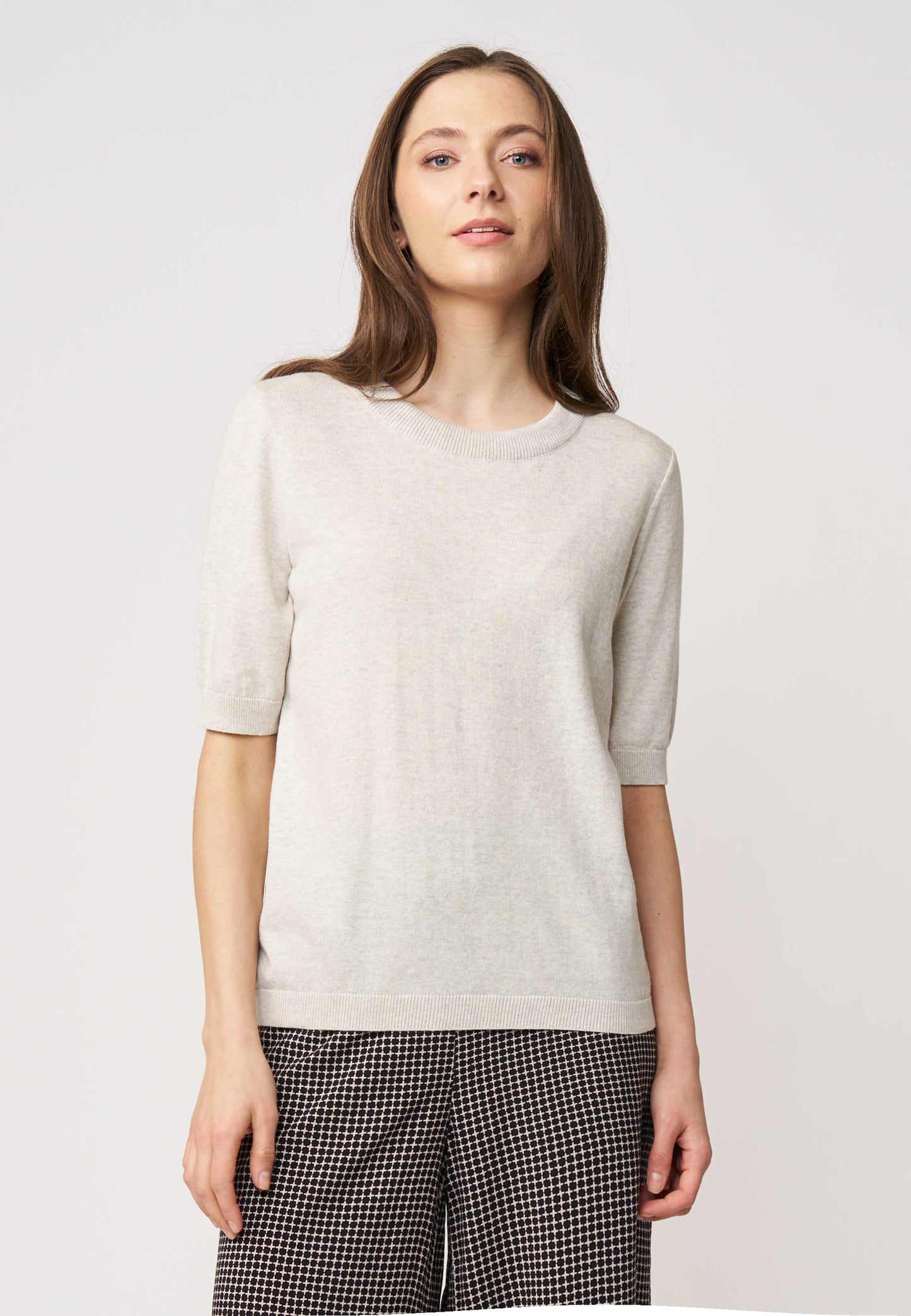 Pulli, Modell Alisa in hellem Ton mit halblangen Ärmeln und feiner Strickstruktur für vielseitigen, eleganten Look