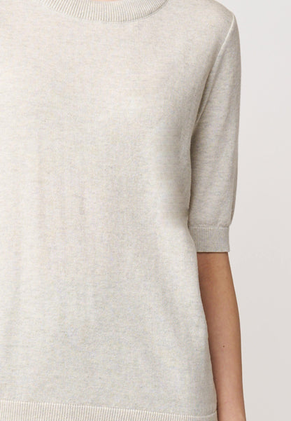 Pulli, Modell Alisa in hellem Farbton mit kurzen Ärmeln und feiner Struktur für einen zeitlosen und eleganten Auftritt