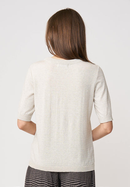 Pulli, Modell Alisa in hellem Beigeton mit feiner Strickware und halblangen Ärmeln für einen schlichten, eleganten Look