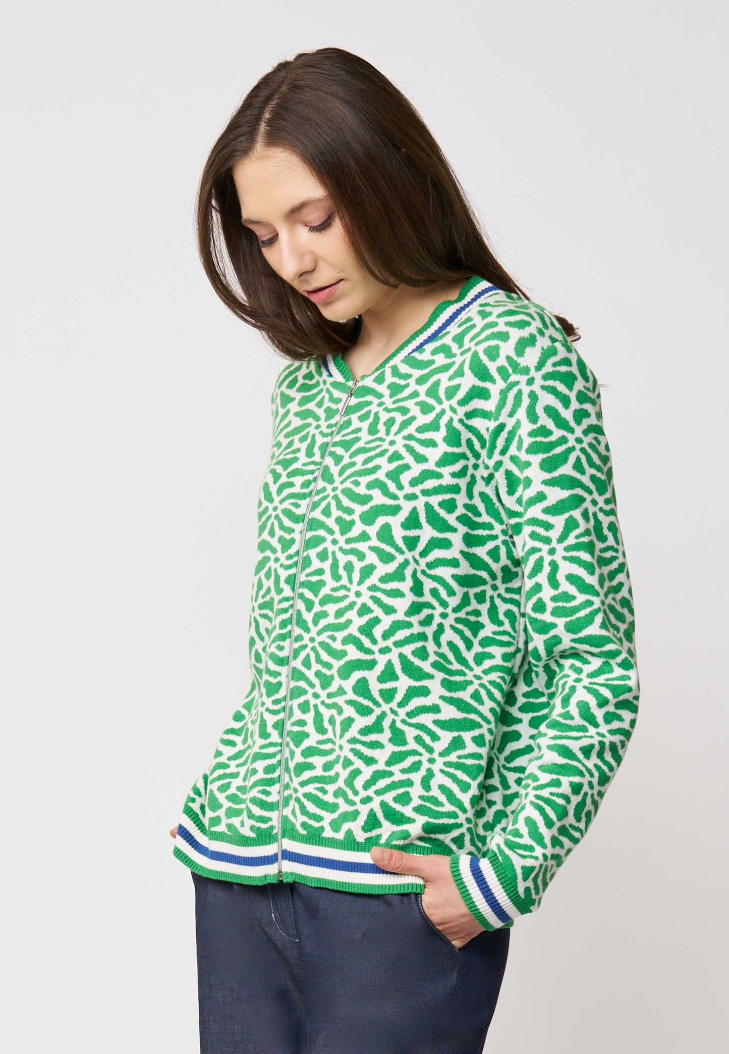 Jacke, Modell Alsora mit grün-weißem Blumenmuster, durchgehendem Reißverschluss und sportlichen Bündchen in Blau und Weiß