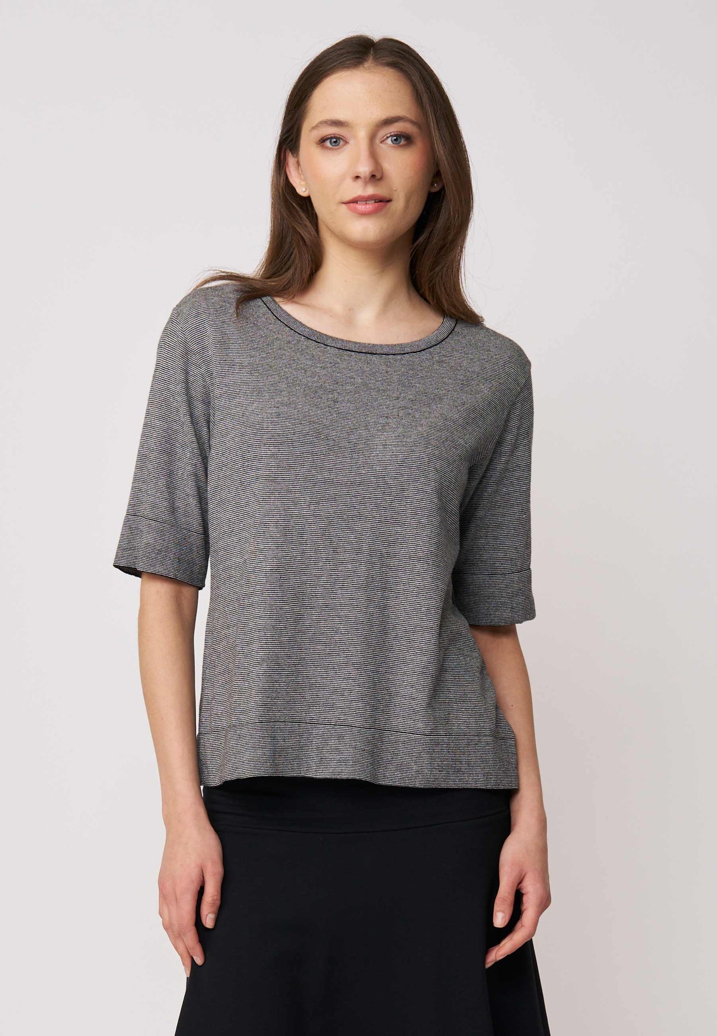 Pulli, Modell Nicole in dezentem Grau mit halblangen Ärmeln, geradem Schnitt und rundem Ausschnitt für zeitlose Eleganz