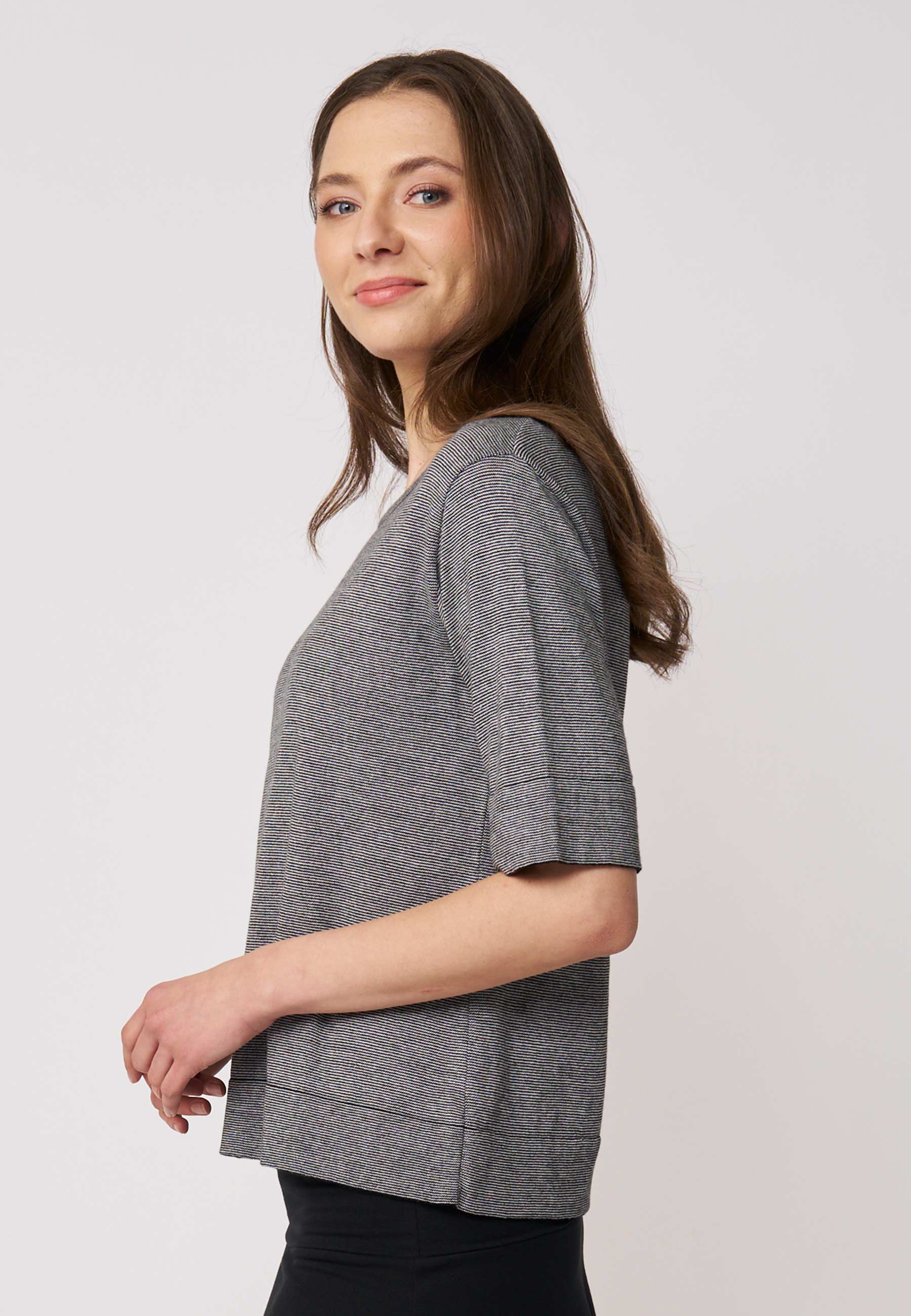 Pulli, Modell Nicole in gedecktem Grau mit feinem Strukturmuster und lockerem Schnitt für entspannten Komfort