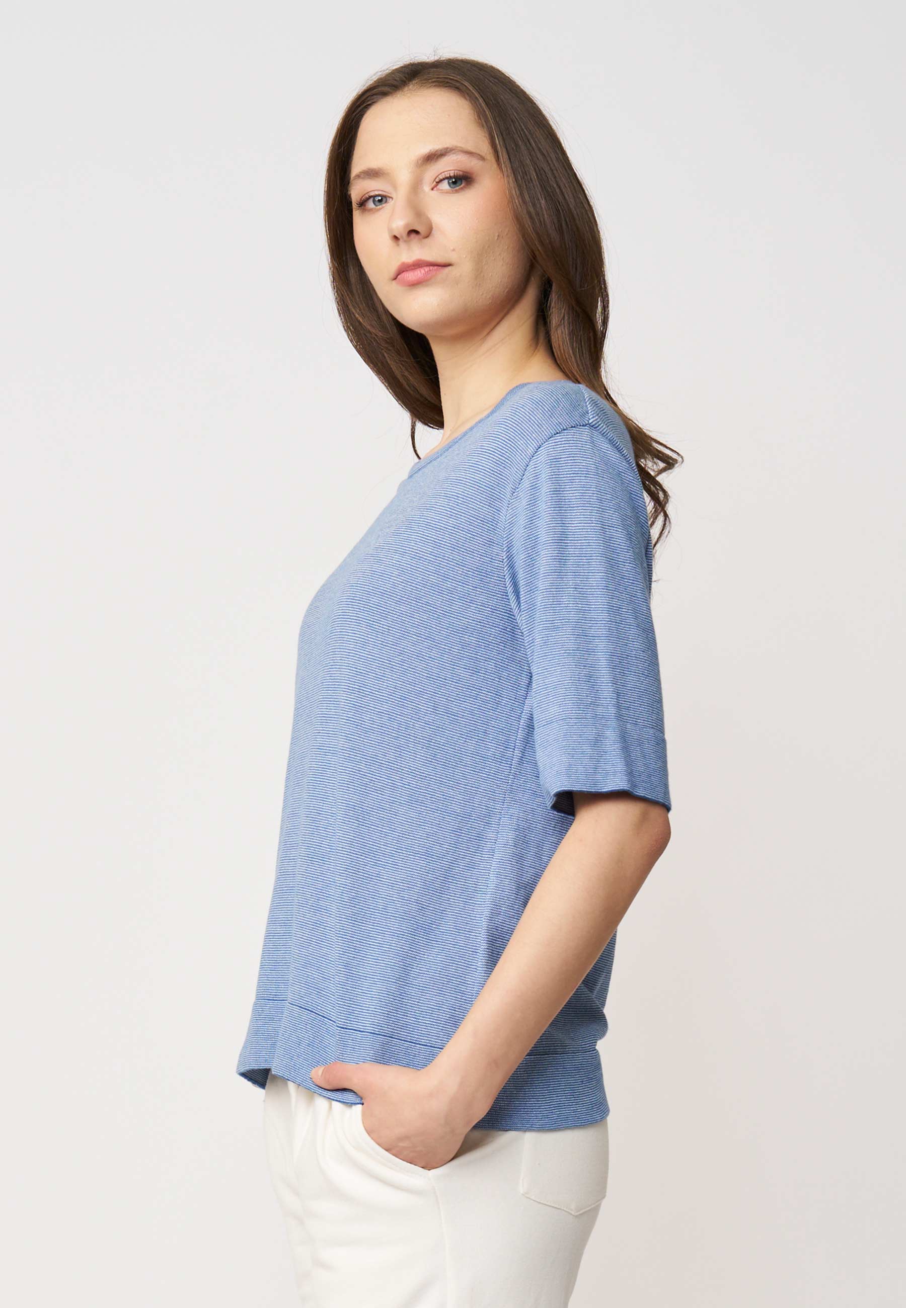 Pulli, Modell Nicole in sanftem Blau mit halblangen Ärmeln und feiner Struktur für einen entspannten, modernen Stil