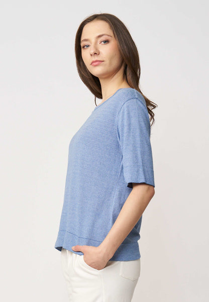 Pulli, Modell Nicole in sanftem Blau mit halblangen Ärmeln und feiner Struktur für einen entspannten, modernen Stil