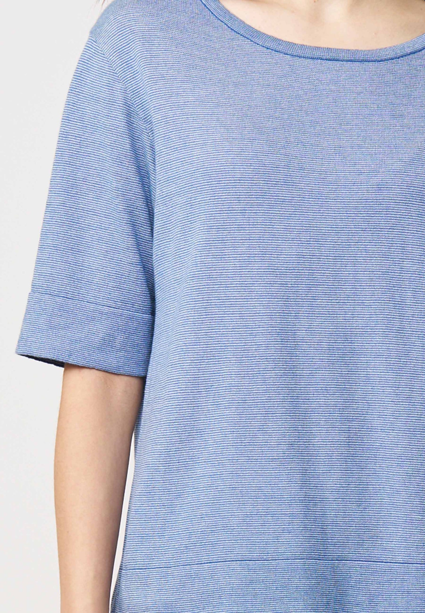 Pulli, Modell Nicole in zartem Hellblau mit feinem Streifenmuster, kurzem Ärmel und legerem, bequemem Schnitt