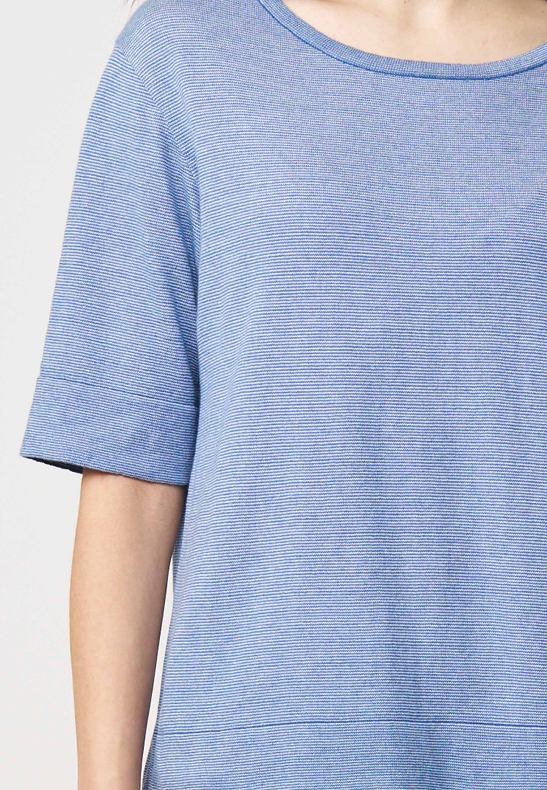 Pulli, Modell Nicole in zartem Hellblau mit feinem Streifenmuster, kurzem Ärmel und legerem, bequemem Schnitt