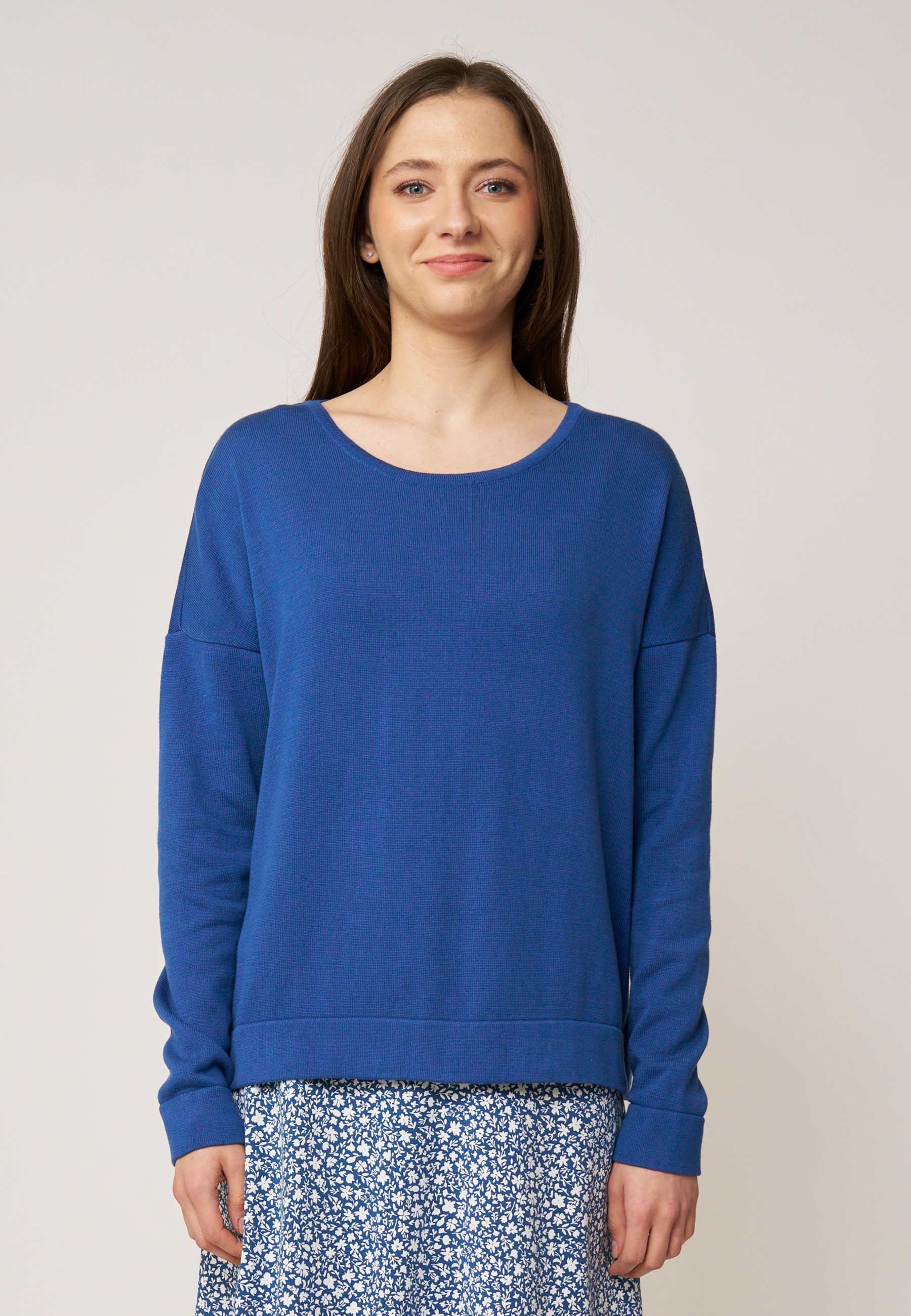 Pulli, Modell Rafaela in kräftigem Blau mit Rundhalsausschnitt, locker geschnitten und schlicht getragen frontal
