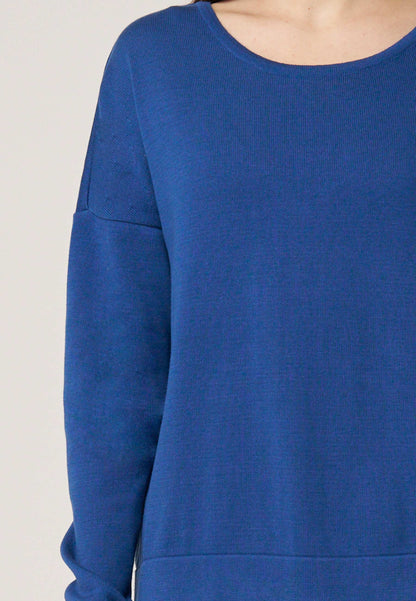 Oberteil in kräftigem Blau mit rundem Ausschnitt und lockerem, geradem Schnitt für einen schlichten Look