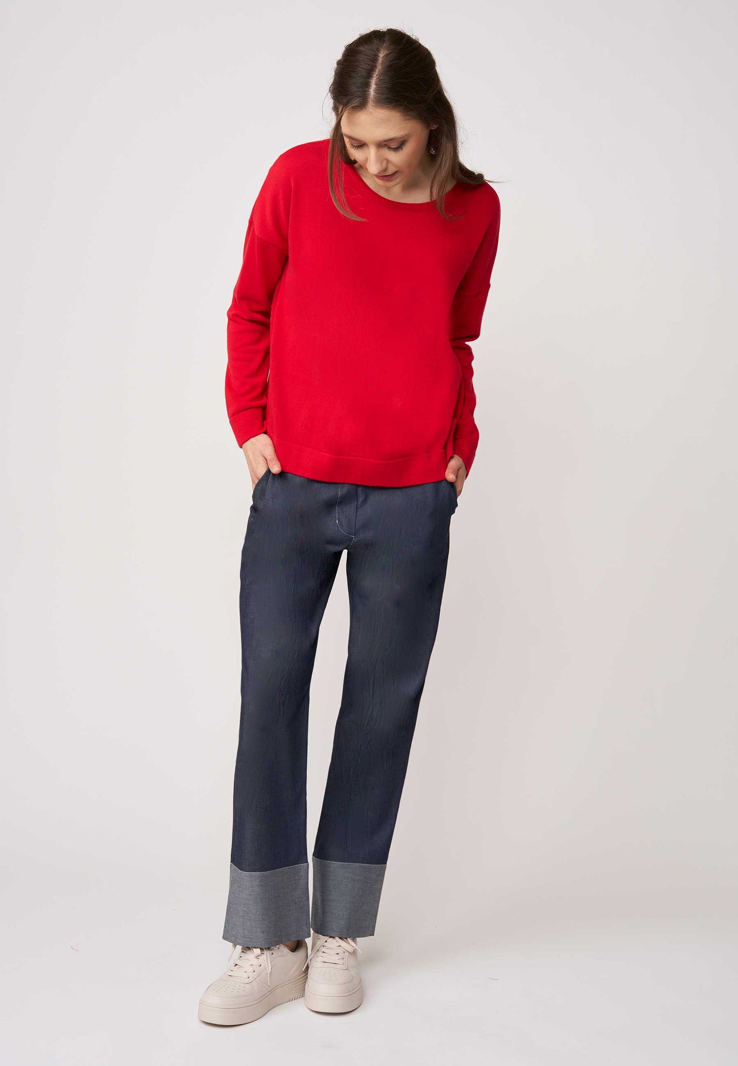 Pulli, Modell Rafaela in leuchtendem Rot mit klassischem Rundhalsausschnitt und lockerem Schnitt für zeitlosen Komfort