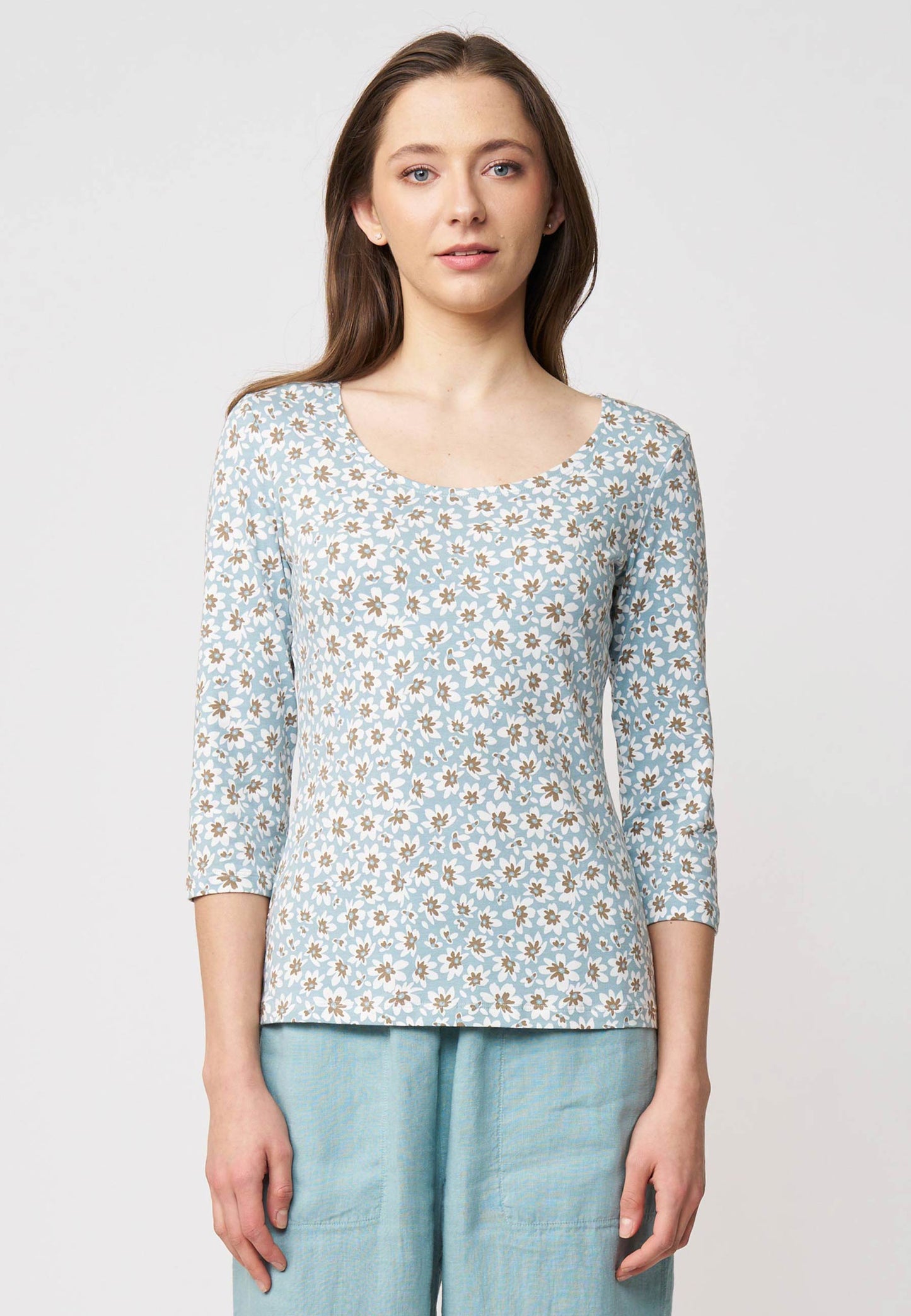 Shirt, Modell Leonie in Hellblau mit zartem Blumenmuster, 3/4-Arm und rundem Ausschnitt, frontal getragen