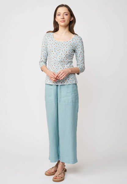 Shirt, Modell Leonie in Hellblau mit floraler Musterung, 3/4-Arm, frontal getragen von stehendem Model