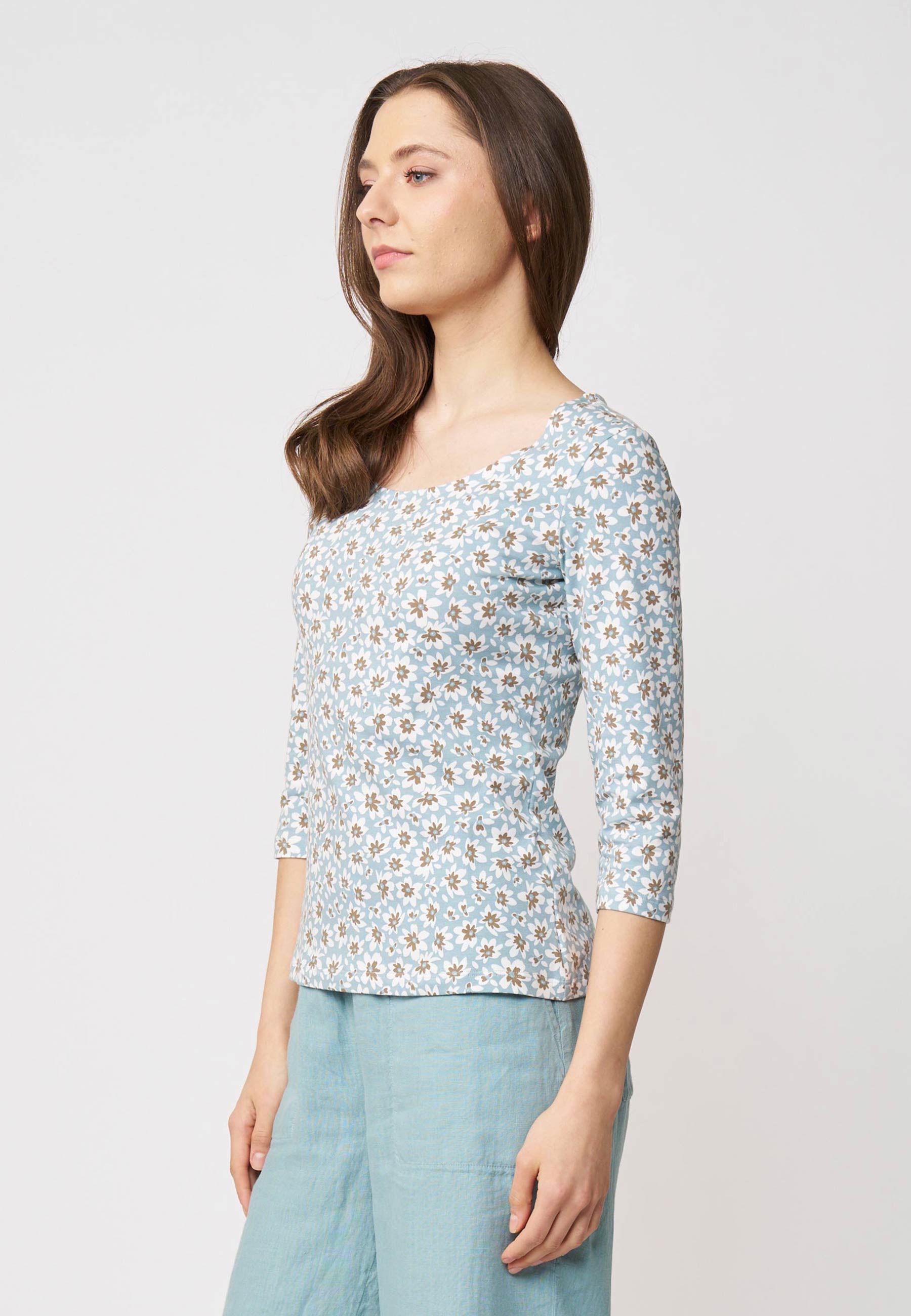 Shirt, Modell Leonie mit hellblauem Grund und kleinem weiß-braunem Blütenmuster, 3/4-Arm, seitlich getragen