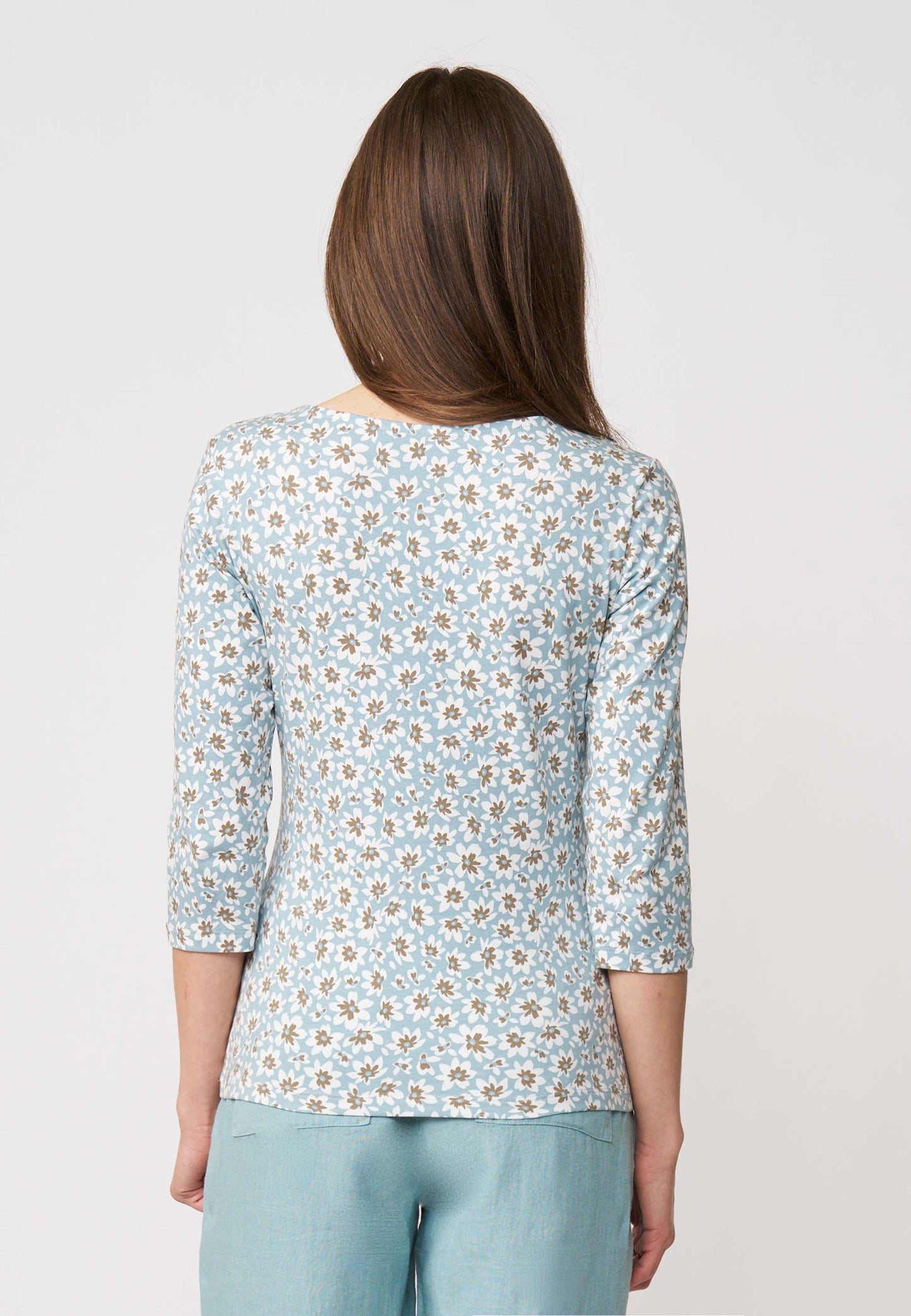 Shirt, Modell Leonie in Hellblau mit weiß-braunem Blumendruck und 3/4-Arm, Rückansicht getragen