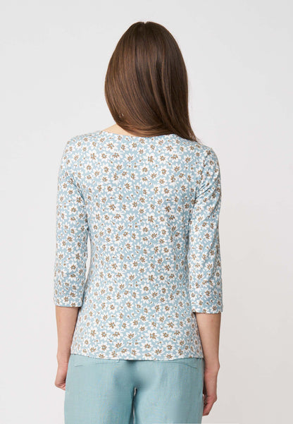 Shirt, Modell Leonie in Hellblau mit weiß-braunem Blumendruck und 3/4-Arm, Rückansicht getragen