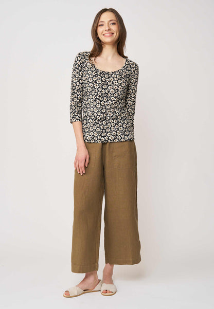 Shirt, Modell Leonie mit schwarzem Grund und weißem Blumenmuster, 3/4-Arm, stehend und lächelnd getragen