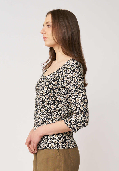 Shirt, Modell Leonie mit 3/4-Arm und zartem weißen Blumenmuster auf schwarzem Hintergrund, seitlich getragen