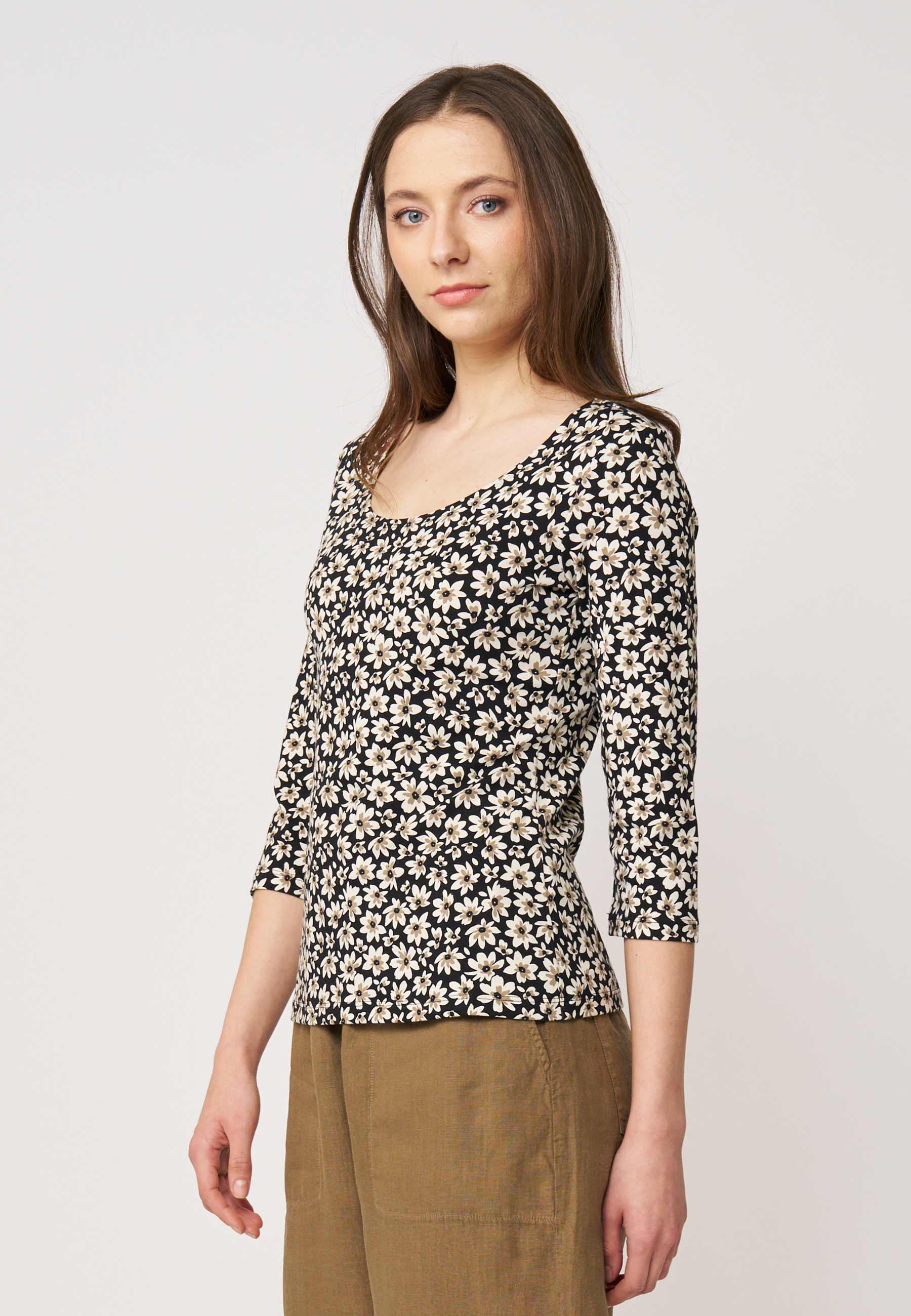 Shirt, Modell Leonie mit 3/4-Arm und floralem Muster in Schwarz und Creme, seitlich getragen