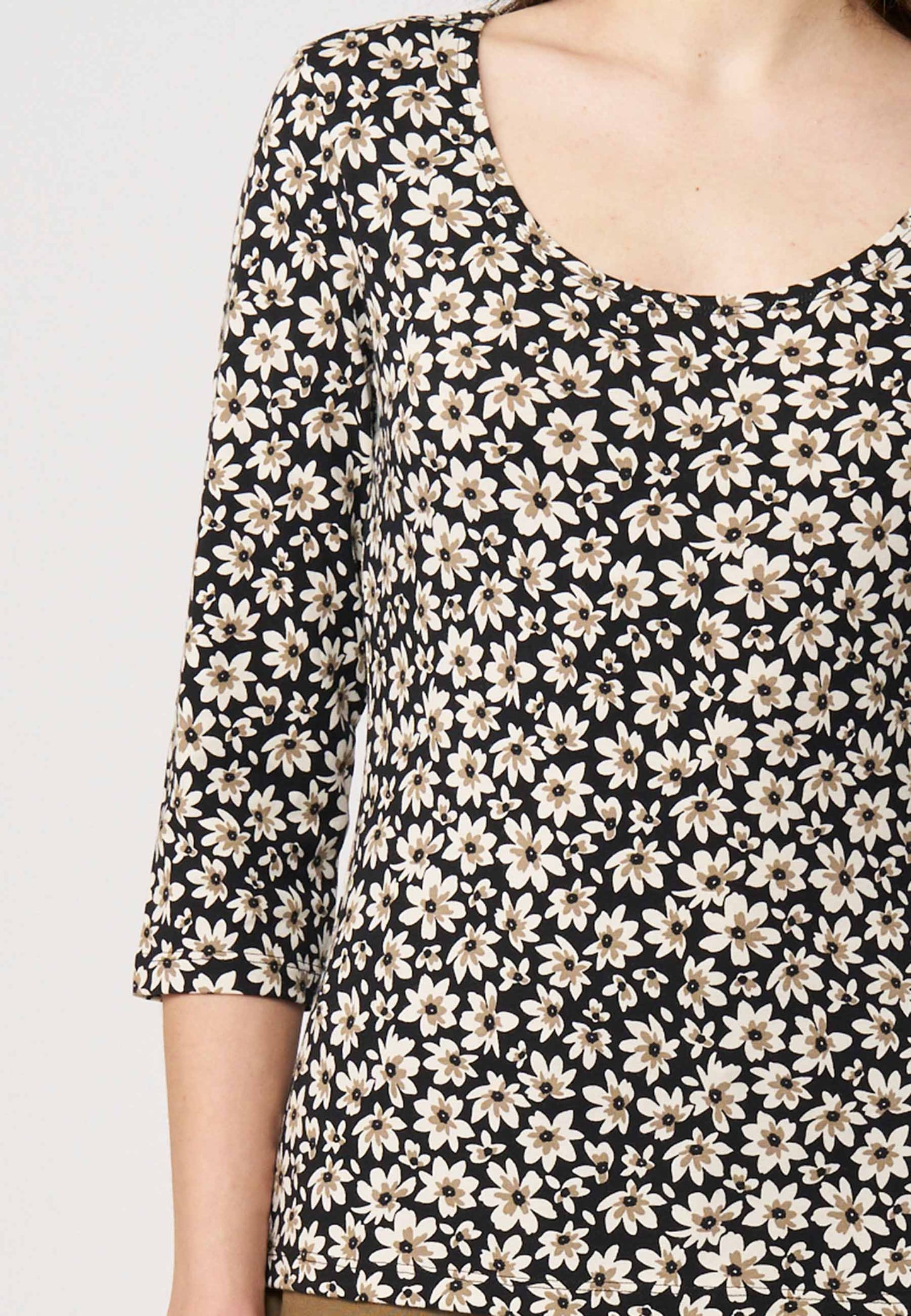 Shirt, Modell Leonie in Schwarz mit cremefarbenem Blumenprint, 3/4-Arm, frontal getragen von oberem Körperbereich