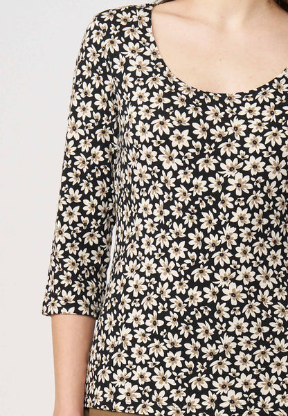Shirt, Modell Leonie in Schwarz mit cremefarbenem Blumenprint, 3/4-Arm, frontal getragen von oberem Körperbereich