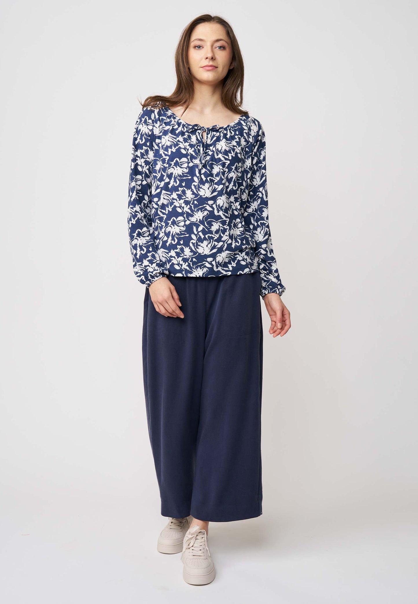 Blusenshirt, Modell Antonia mit langem Arm und floralem Muster in lockerem Schnitt für modernen Look