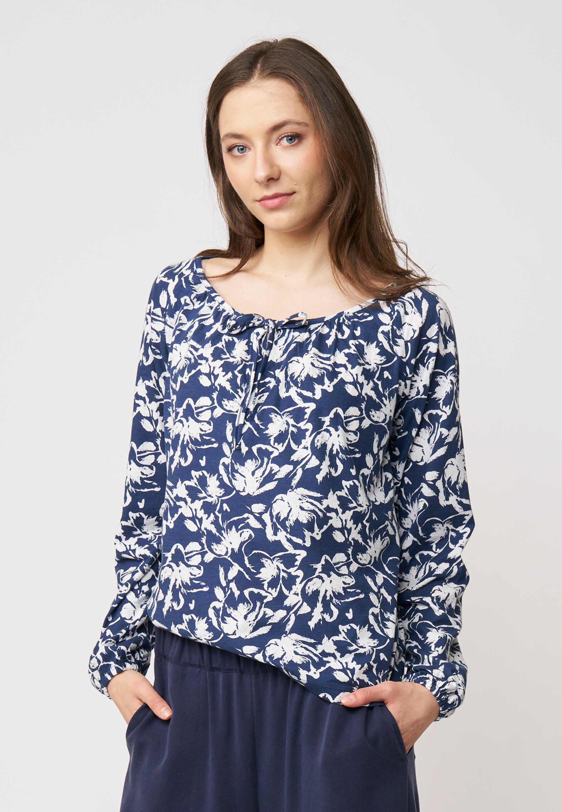 Blusenshirt, Modell Antonia mit kontrastreichem weißem Blumenmuster auf dunkelblauem Grund und lockerem Schnitt