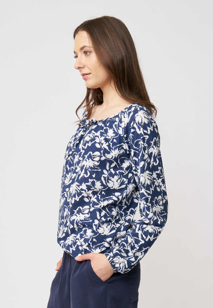 Blusenshirt, Modell Antonia mit weißem floralen Muster auf dunkelblauem Grund und lockerem Schnitt für einen femininen Look