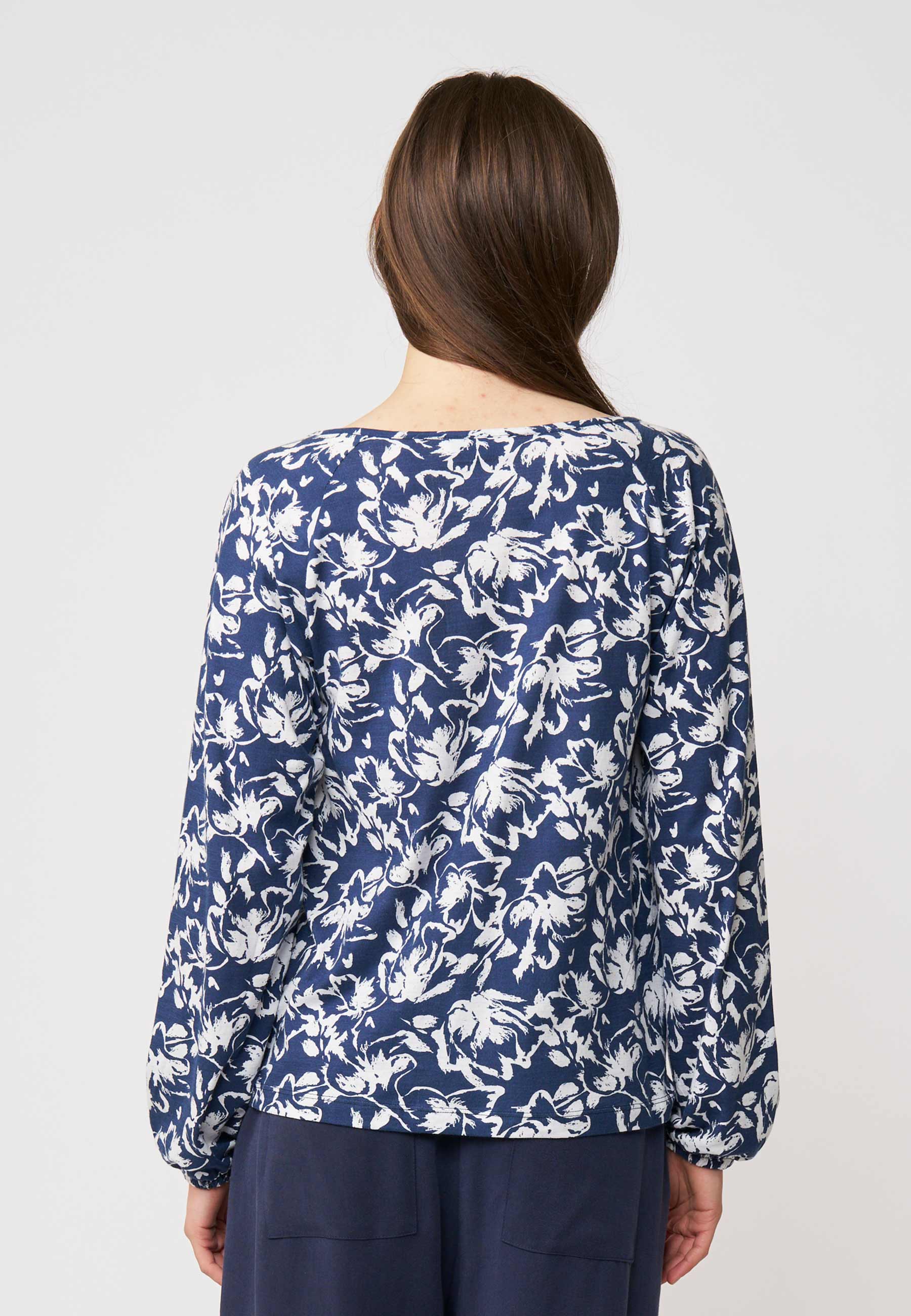 Blusenshirt, Modell Antonia mit langem Arm und weiß-blauem Blumenmuster in locker fließender Passform
