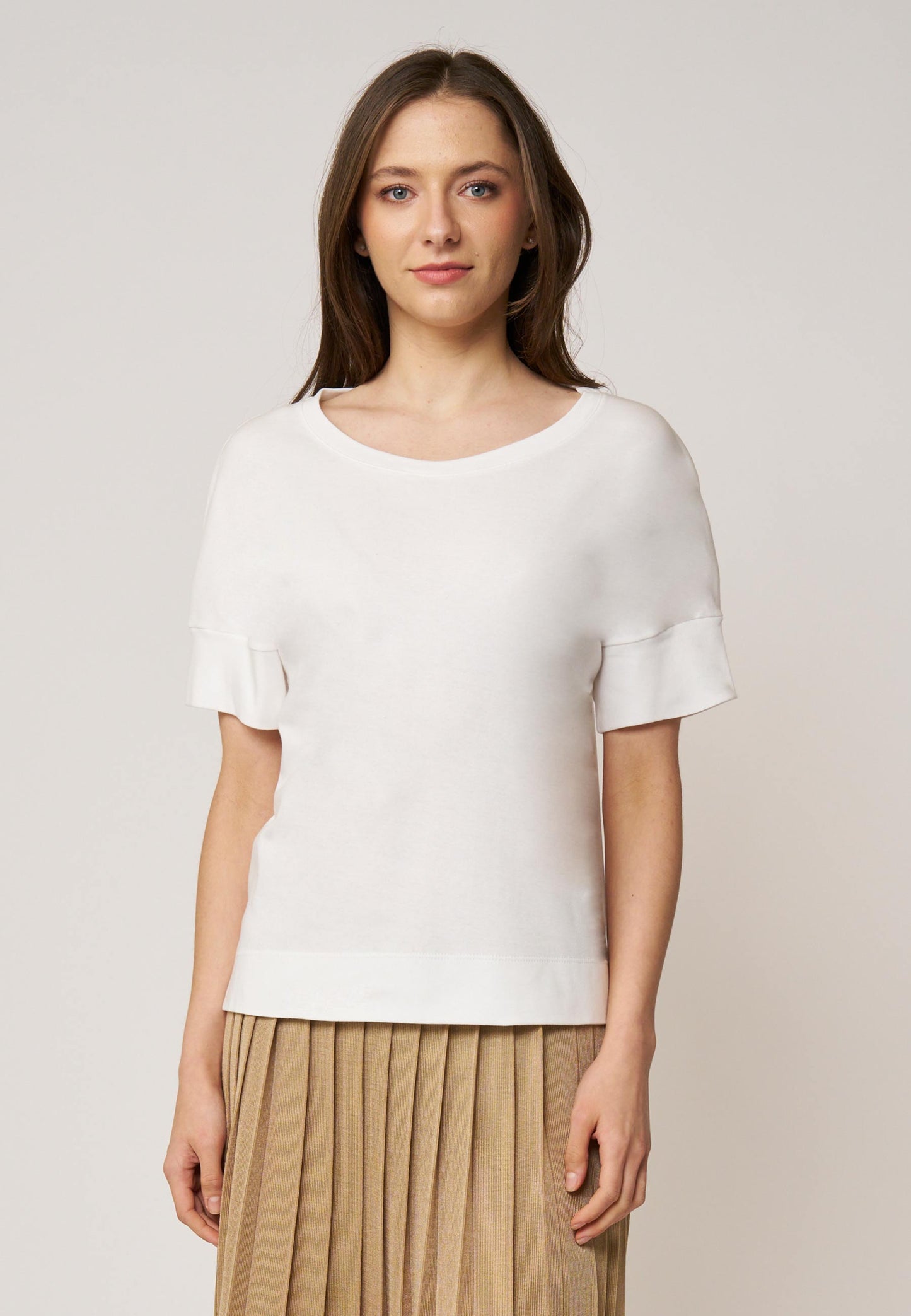 Shirt, Modell Valentina in Weiß mit kurzen Ärmeln und Rundhalsausschnitt, lockerem Schnitt aus weichem Stoff