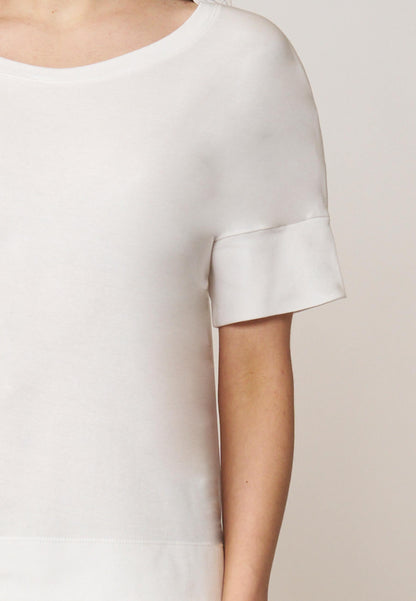 Shirt, Modell Valentina in hellem Ton mit kurzem, umgeschlagenem Ärmel und weich fließendem Stoff in bequemer Passform