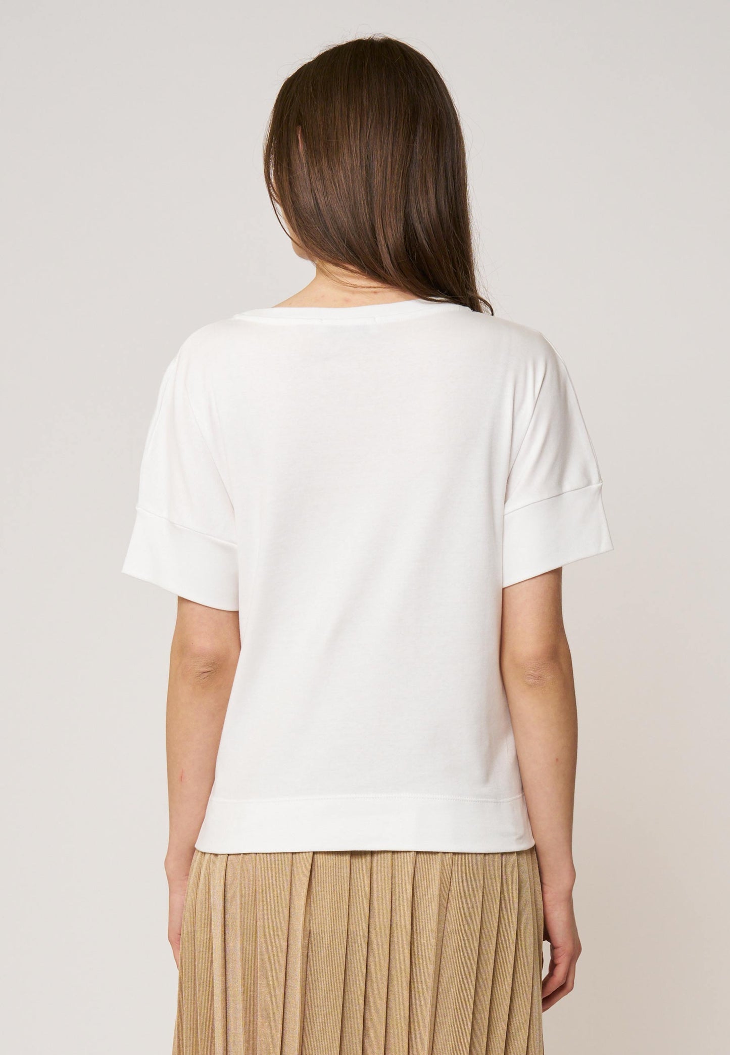 Shirt, Modell Valentina in schlichtem Weiß mit kurzen Ärmeln und weitem Schnitt aus weichem, angenehm tragbarem Stoff