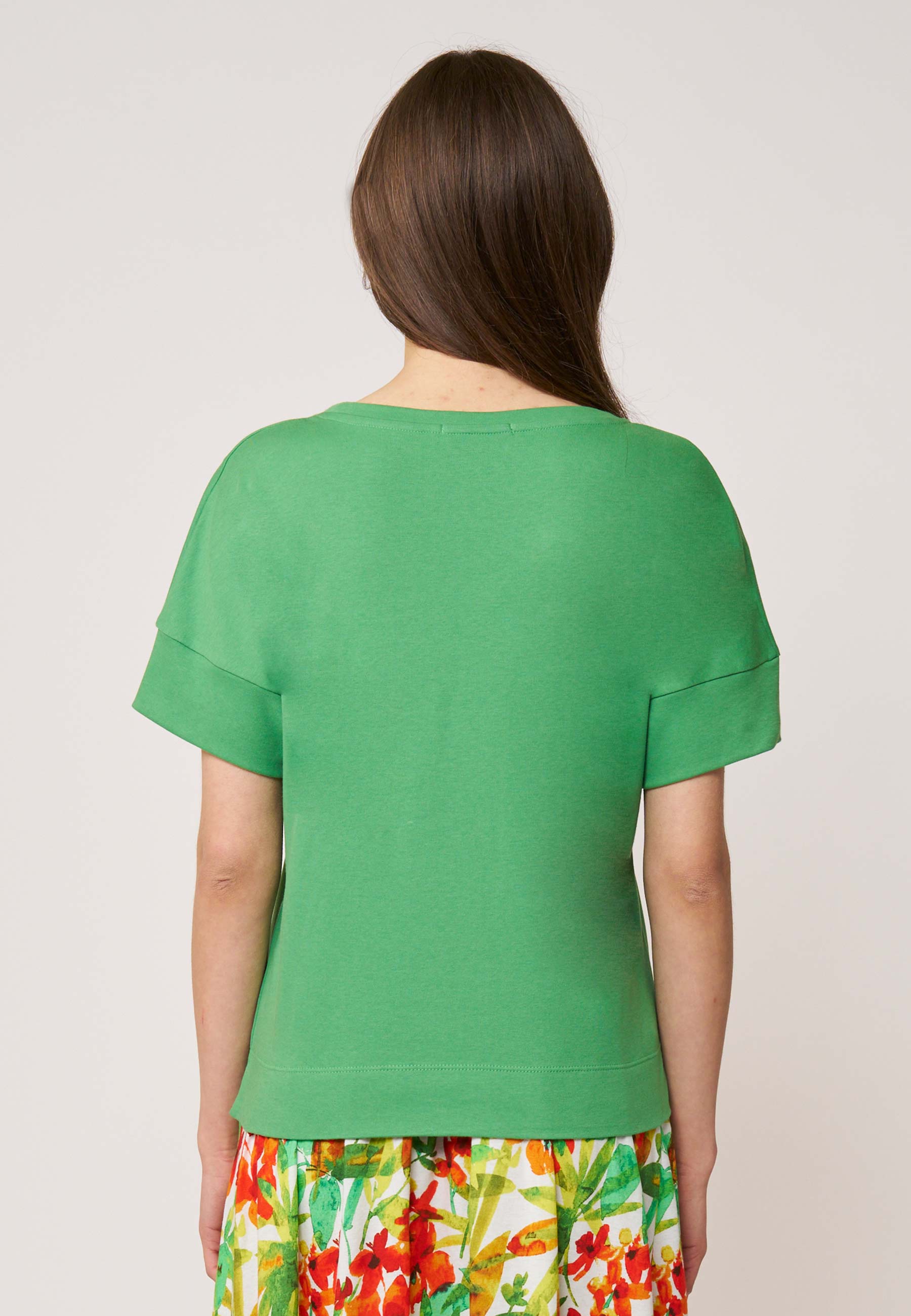 Shirt, Modell Valentina in frischem Grün mit weitem Schnitt und kurzen Ärmeln aus weichem, angenehmem Material