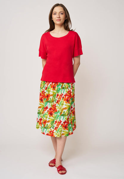 Shirt, Modell Valentina in kräftigem Rot mit Rundhalsausschnitt, kurzen Ärmeln und legerem Schnitt aus angenehmem Stoff