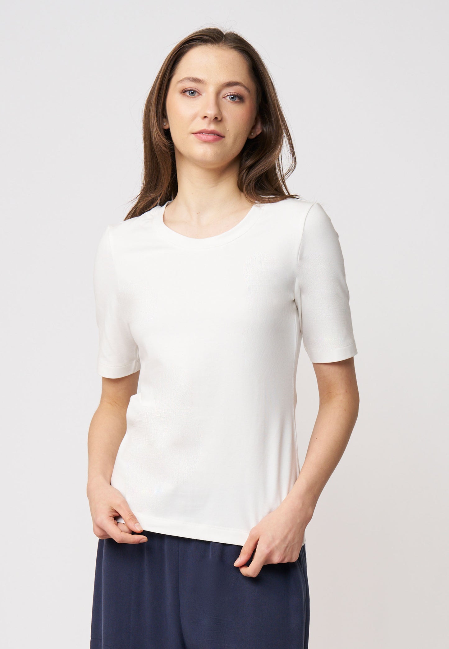 Shirt, Modell Vinnie in schlichtem Weiß mit halblangen Ärmeln und figurbetontem, angenehmem Material